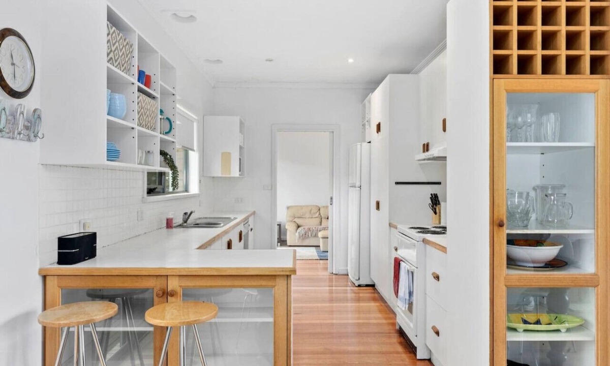 Ocean Grove House | Matching Green on The Parade. Walk to beach and shops