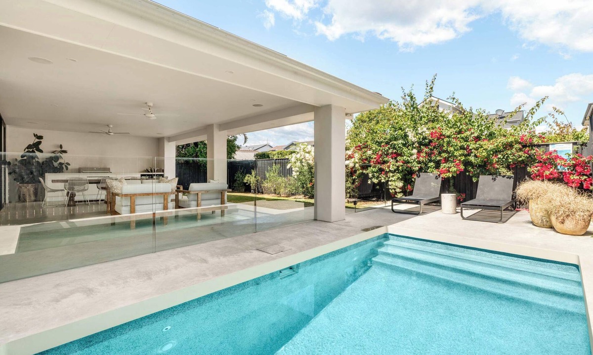 North Avoca House | Mediterranean Home | Pool, Sleeps 8, 50m to Beach