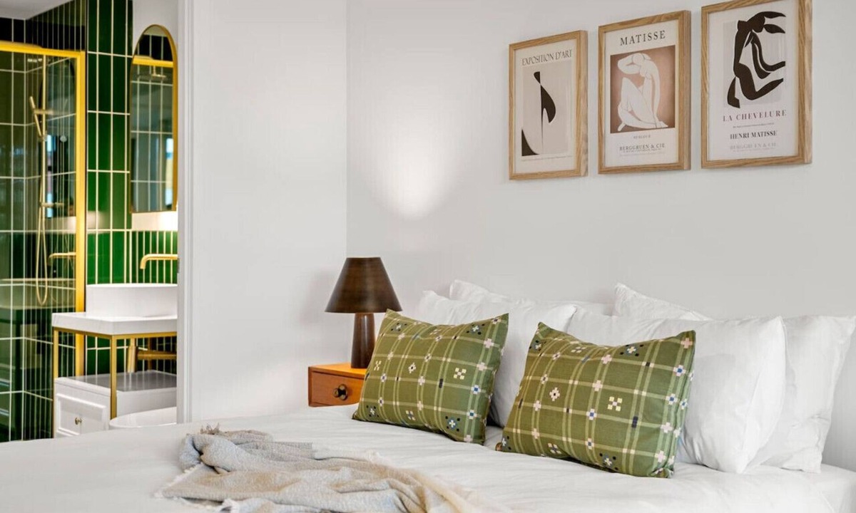 Collingwood North Apartment | Mid-Century - Rooftop Spa|Parking