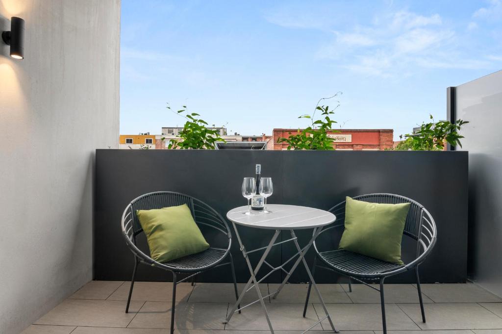 Collingwood North Apartment | Mid-Century - Rooftop Spa and Parking