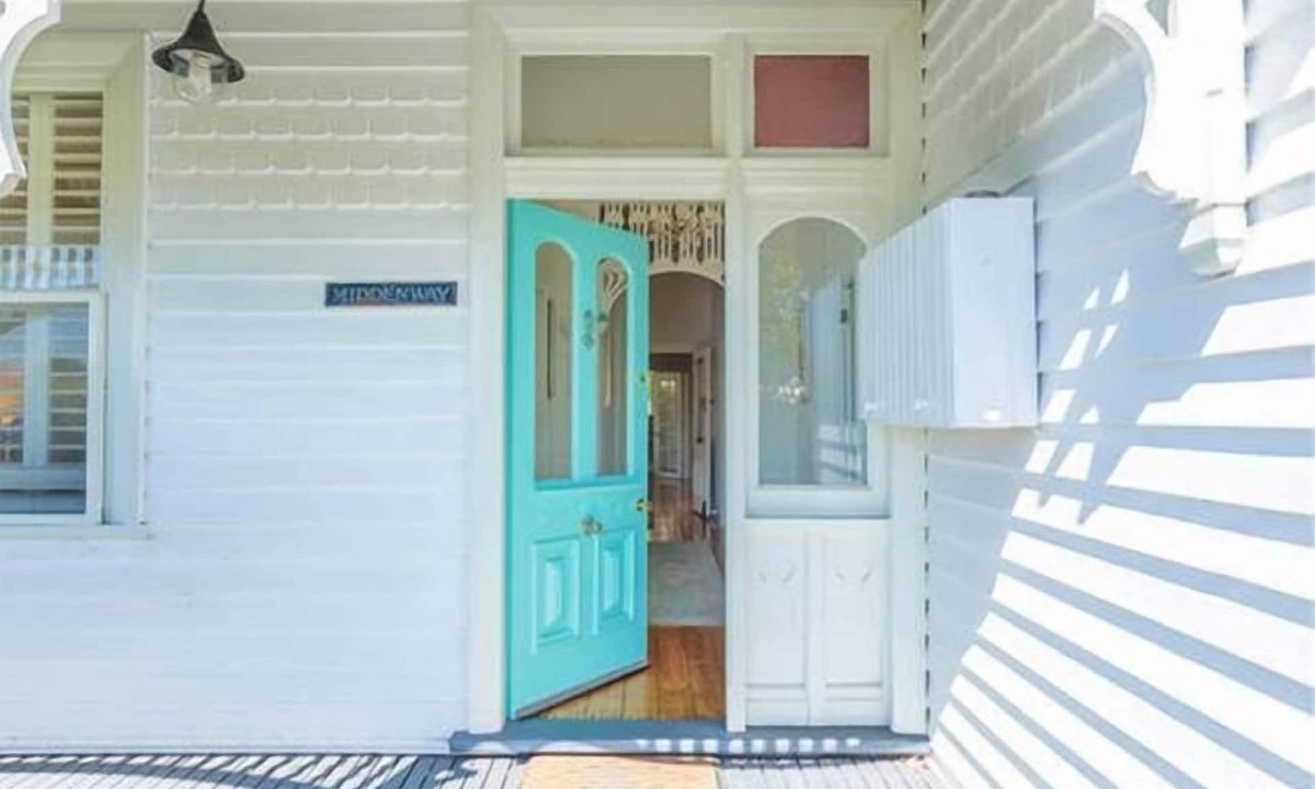 Port Fairy House | Middenway - Central Port Fairy Retreat | Sleeps 10 | Walk Everywhere