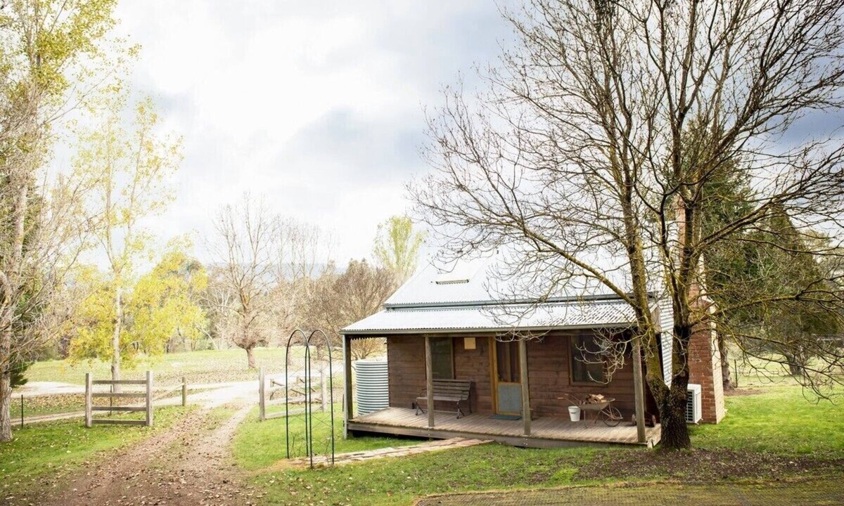 Wooragee Cottage | Miners Cottage