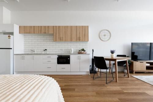 Hillcrest Apartment | Minimalist Studio Near Burnie | Bright & Cozy