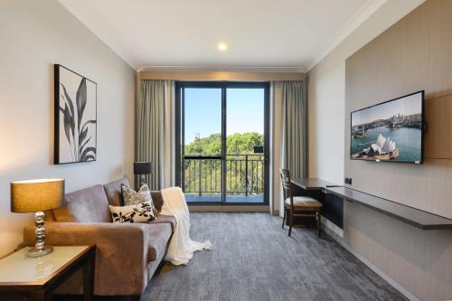 North Ryde Apartment | Modern 1BR Apt 1KM to Macquarie Park Station