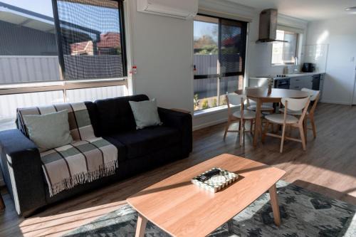 Armidale Villa | Modern 2-BHK House in the Heart of Armidale CBD