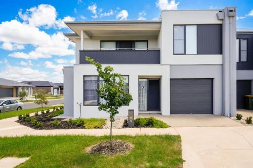 Wyndham Vale House | Modern 2BR Home in Wyndham Vale