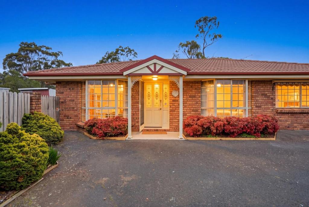 Youngtown House | Modern 3 Bedroom Family Retreat Free Parking Near Launceston CBD