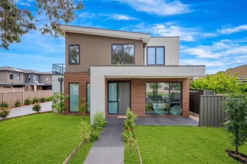 Maidstone House | Modern 3BR Home Near Medway Golf Club, Highpoint & Melbourne CBD