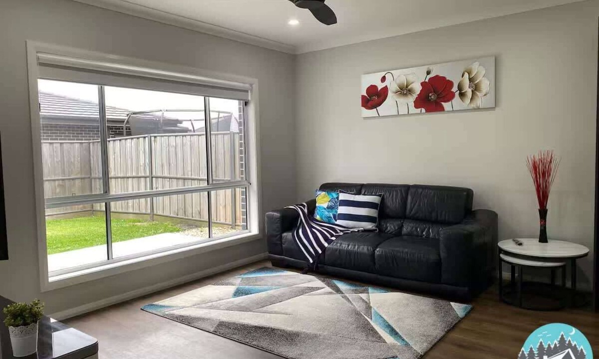 Gledswood Hills House | Modern 4BR Home Parking Family Friendly