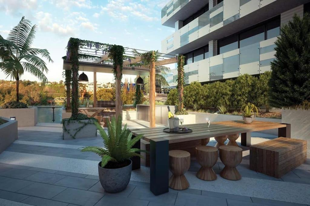 Abbotsford Apartment | Modern Apt Near Yarra River - Parking, WIFI , Pool & Gym.