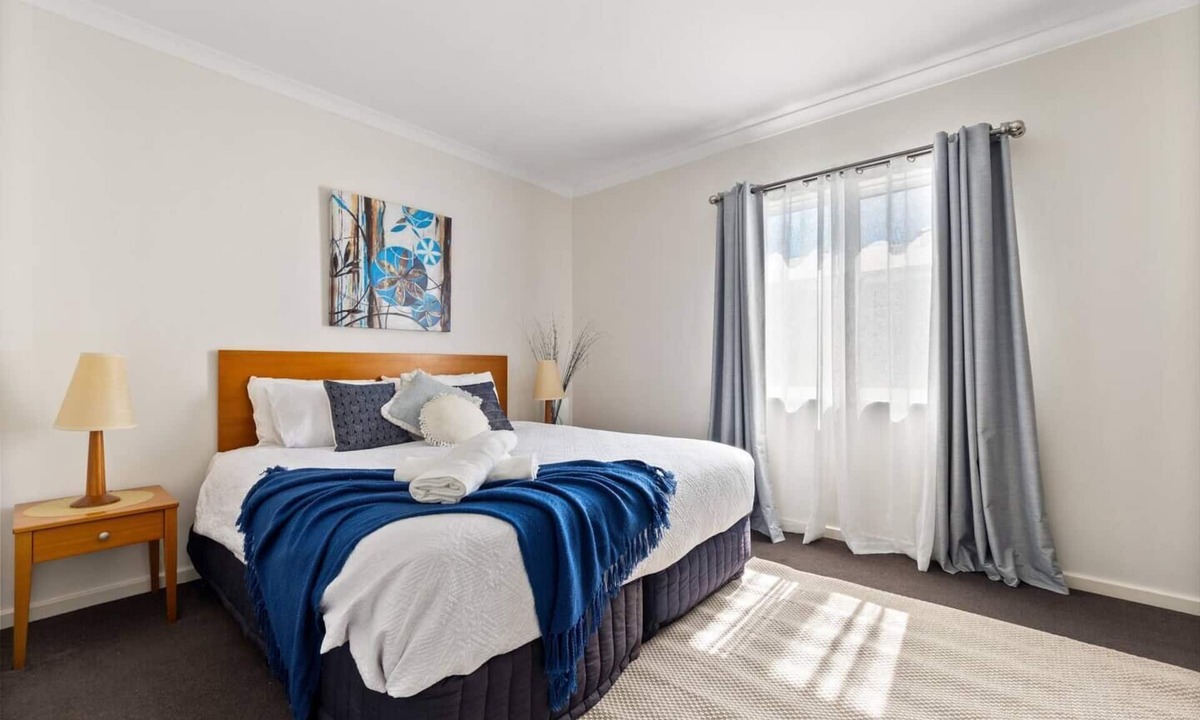 Halls Head Apartment | Modern canal apartment sleeps 2