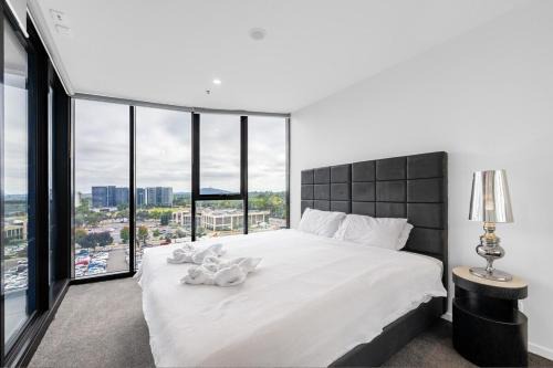 Phillip Apartment | Modern Chic 1-Bedroom Apartment with Parking