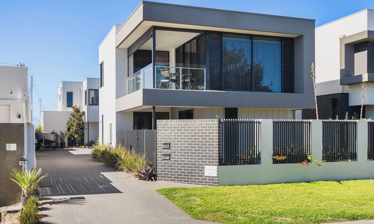 Geographe House | Modern Coastal Townhouse – Beach & Marina Views