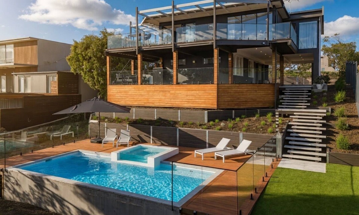 Sorrento House | Modern contemporary beach house in Sorrento with heated infinity pool & spa