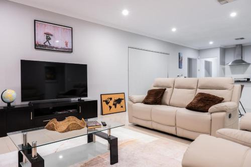 Dayton House | Modern Dayton Retreat near Swan Valley Perth Airport & Perth CBD
