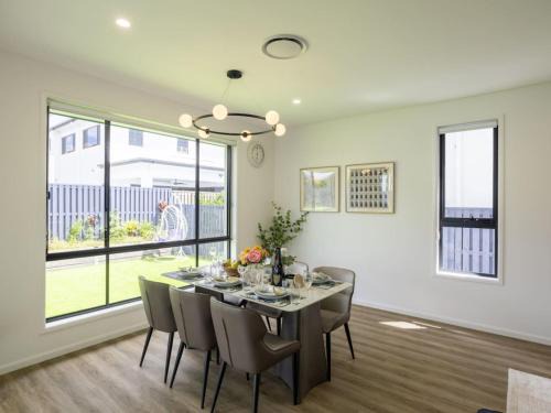 Rochedale House | Modern Elegance Spacious 5BR Retreat in Rochedale