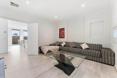 Williams Landing House | Modern Family Retreat in Prime Williams Landing