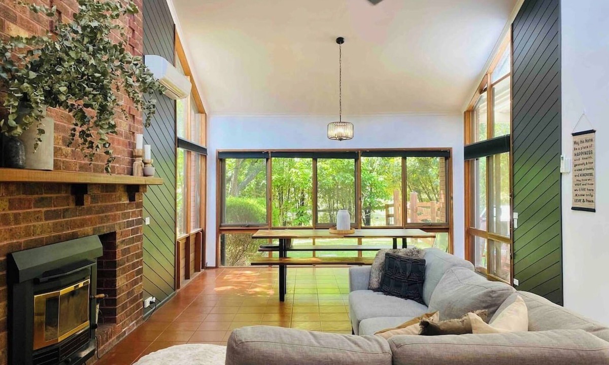 East Warburton House | Modern Lodge House, Mountain Views, on River, Pets
