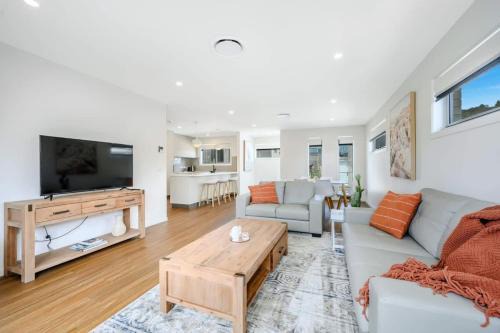 Warrane Villa | Modern New Villa 8-Walk to shops-10min Airport-CBD