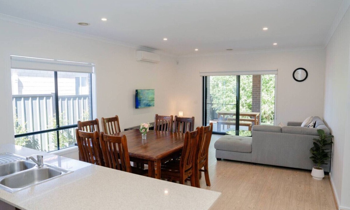 Point Cook House | Modern & spacious family home