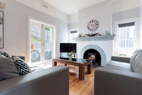 Newstead House | Monte-Vista: Minutes to the City Views & Parking