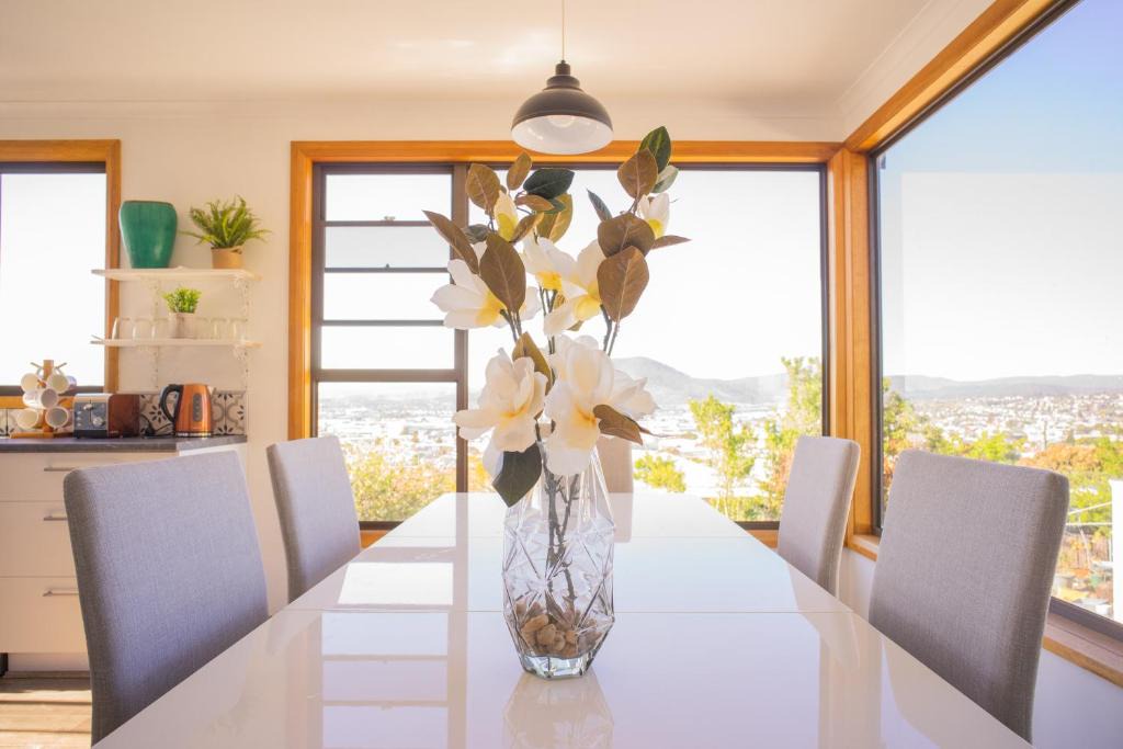 Moonah House | Moonah House-10 mins to CBD & MONA, 4BR, 2 BATH, great view, park 3 cars, sleep 11, king bed, en-suite