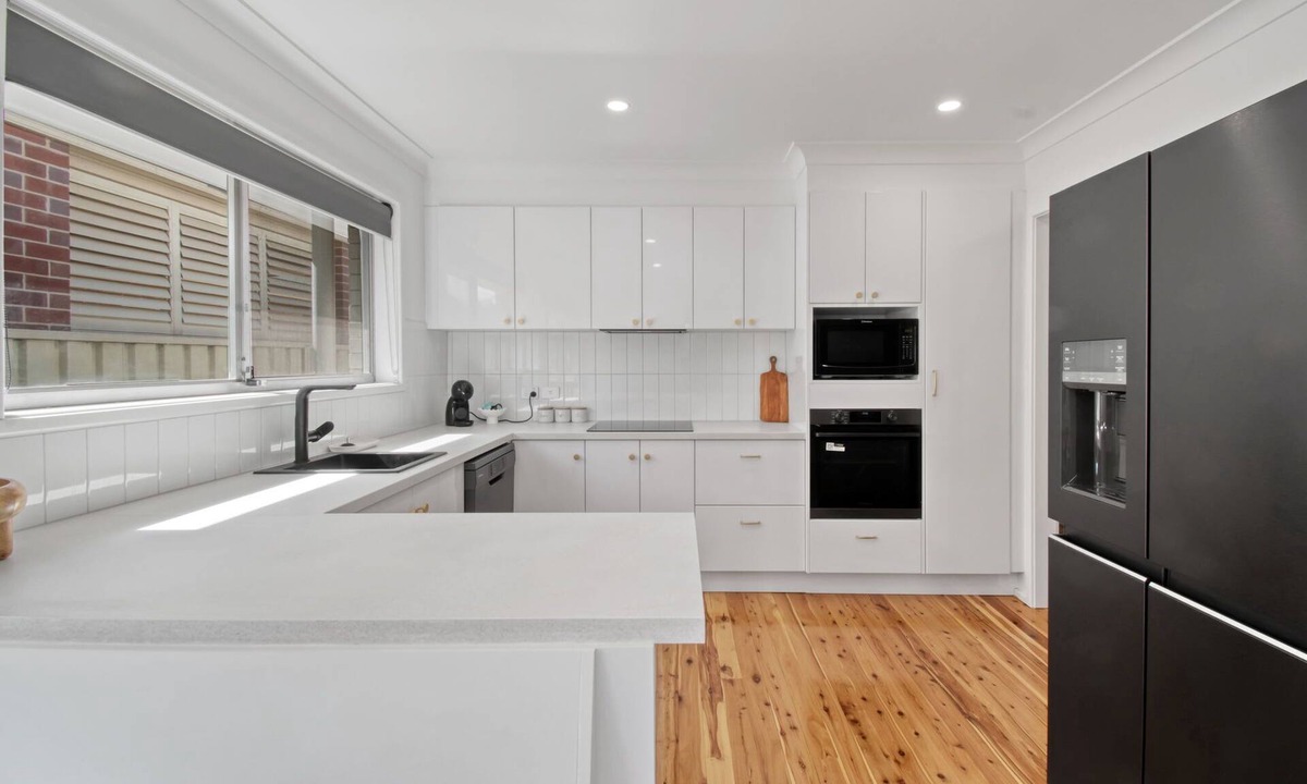 Wagga Wagga House | Morgan Abode - Walk to CBD, Modern Escape