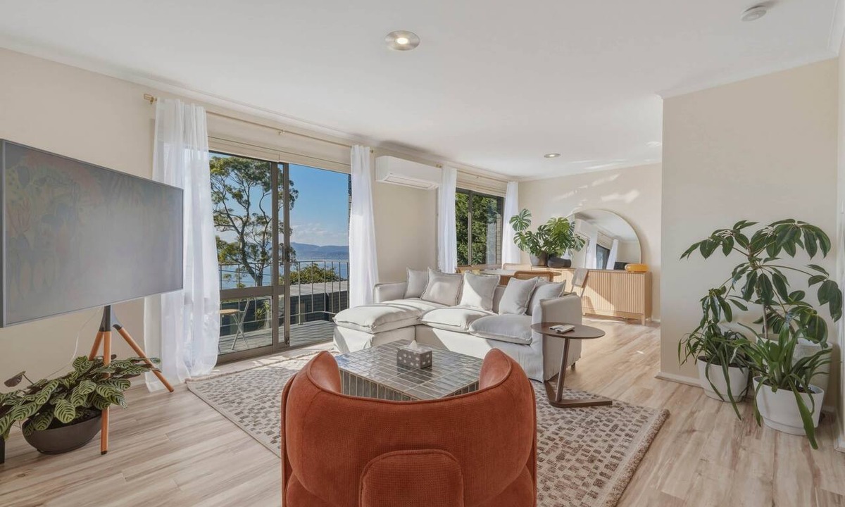 Mount Nelson House | Mount Nelson Lookout - 2 Bed House & Swimming Pool