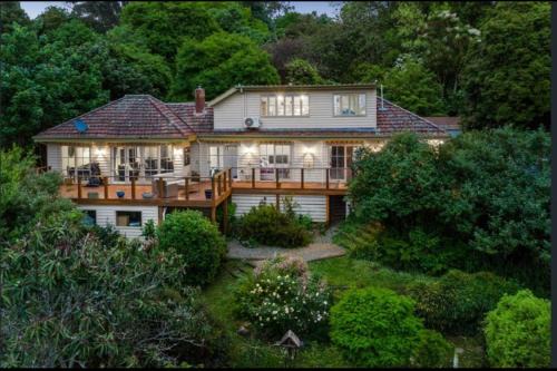 Mount Dandenong Villa | Mountain Villa with Spa and Lush Gardens