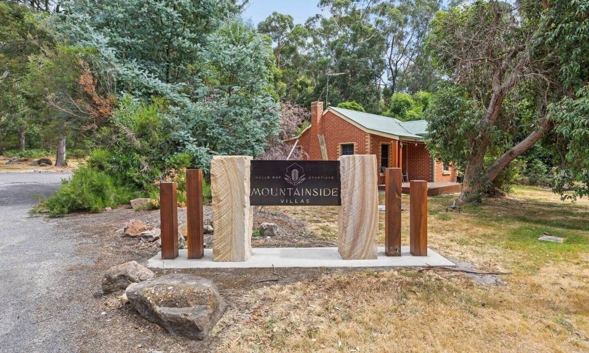 Halls Gap Villa | Mountainside Villa One – Banksia