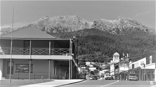 Queenstown Hotel | Mt Lyell Motor Inn - By Orangepete