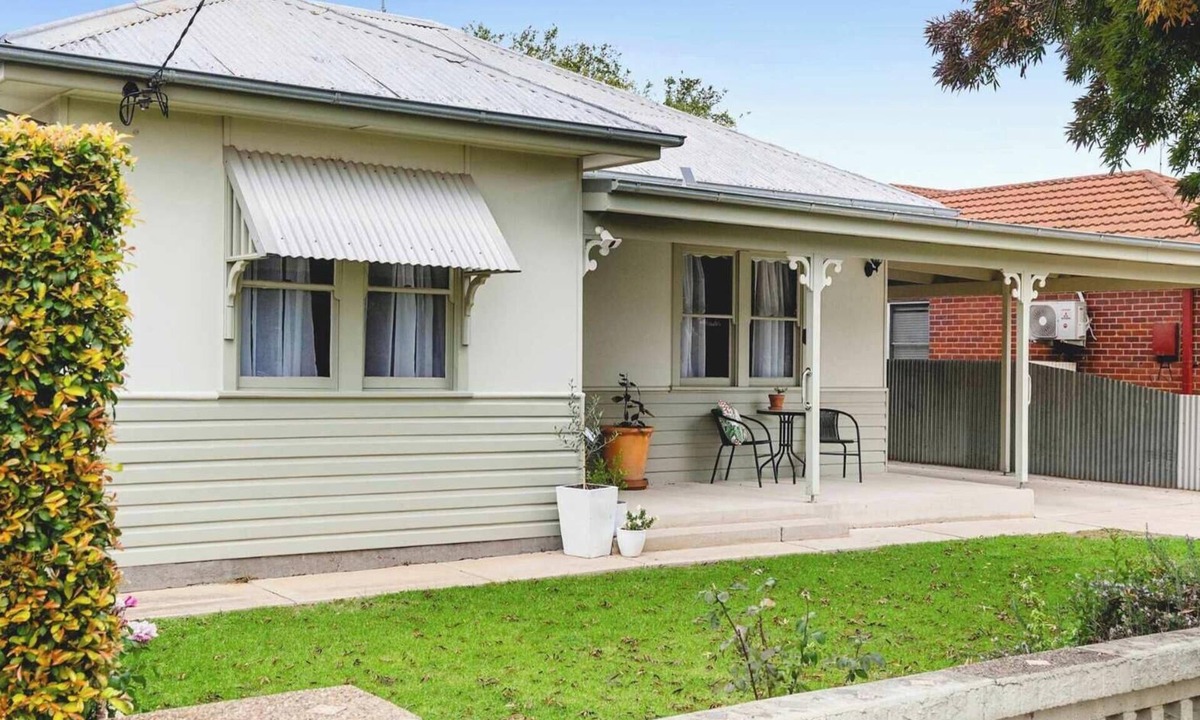 Wagga Wagga House | Myrtle on Kincaid - Pet Friendly, Close to CBD