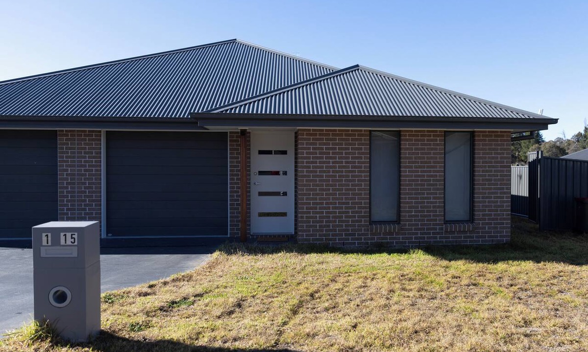 Armidale House | Near UNE | 4BR Home | BBQ, Outdoor Dining & Cinema