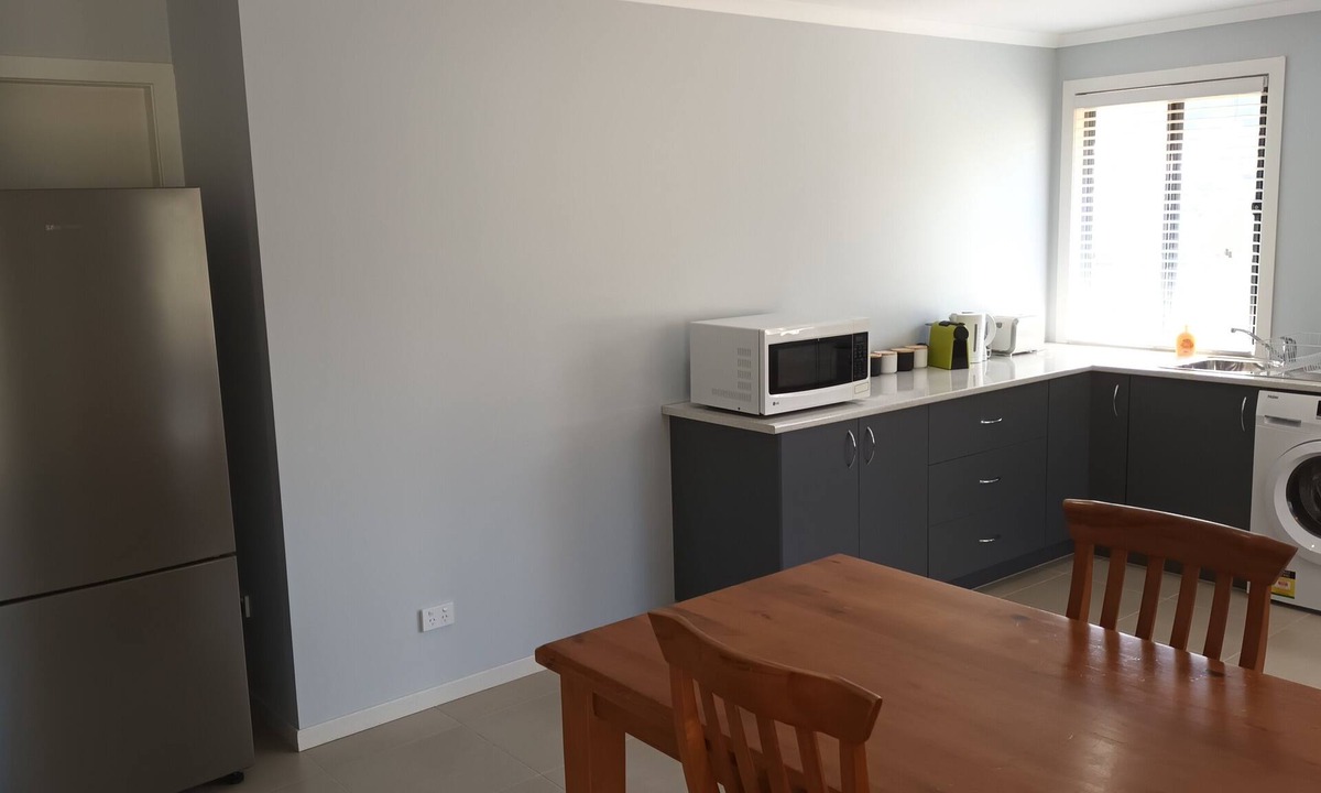 Coffs Harbour Apartment | Neat 1 Bedroom apartment with Mountain Views