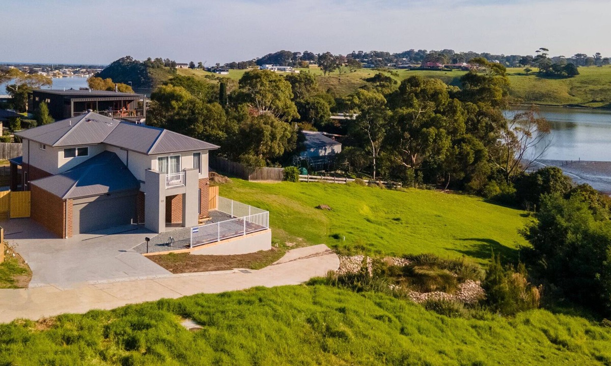 Lakes Entrance House | Nest on Lakeview: Peaceful water views in a quiet pocket of Lakes Entrance