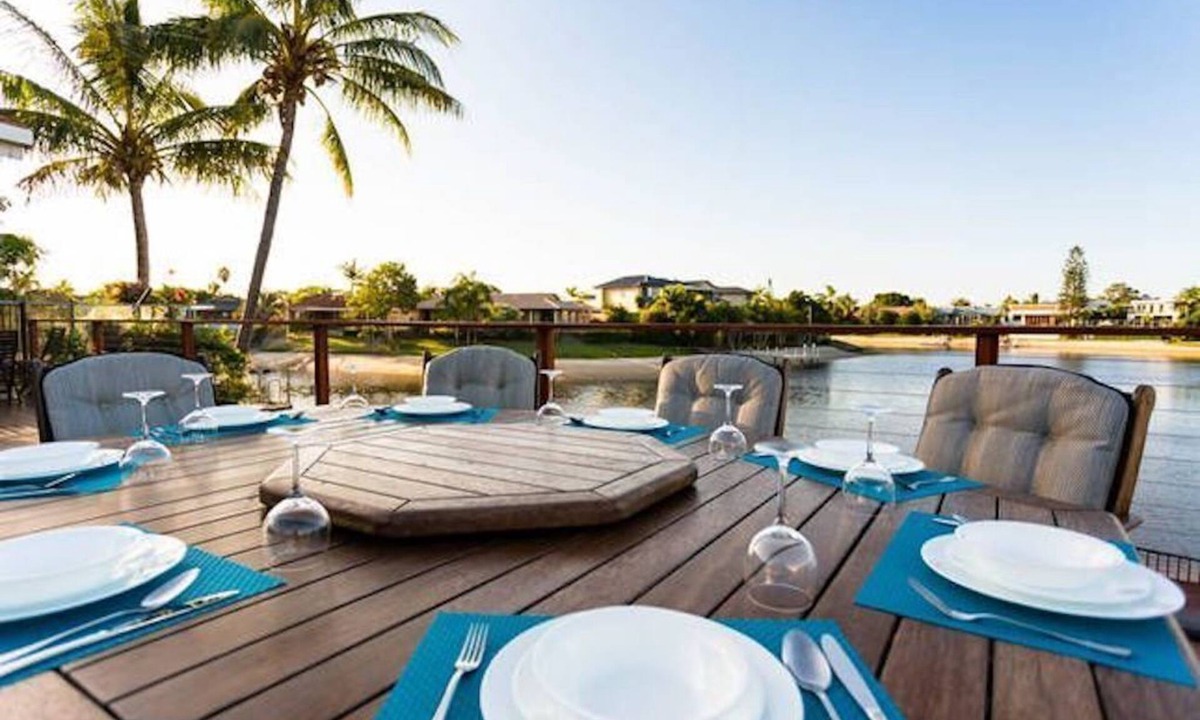 Mermaid Waters House | New to market - Wonderland Waterfront - centrally located home in wide water