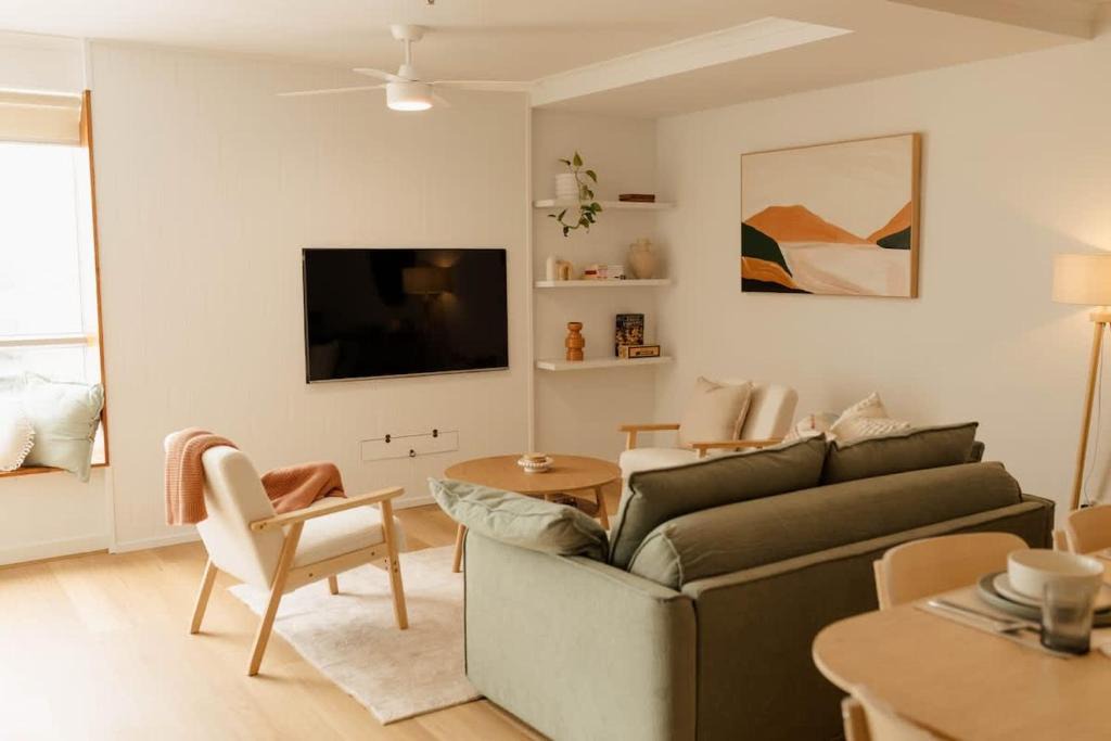 Newcastle West Apartment | Newcastle Apartment Near Interchange w Pool, Gym & Parking