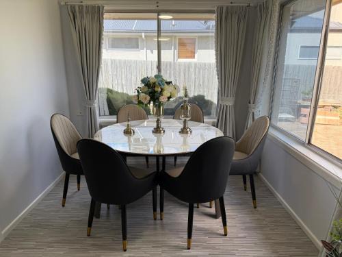 Lara House | Newly Renovated Stylish Home 3 Queen Beds Netflix Gaming TV