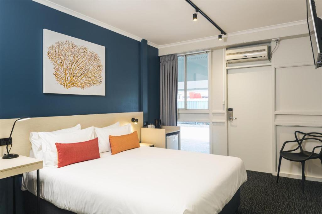 Manoora Hotel | Nightcap at Edge Hill Tavern