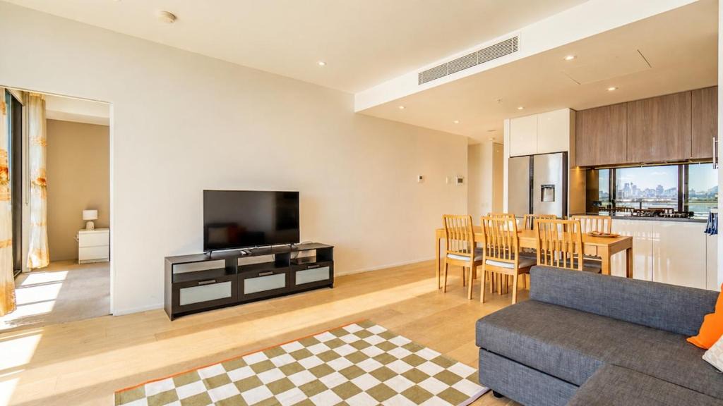 Alexandria Apartment | North-Facing 3BR with City Views & Parking