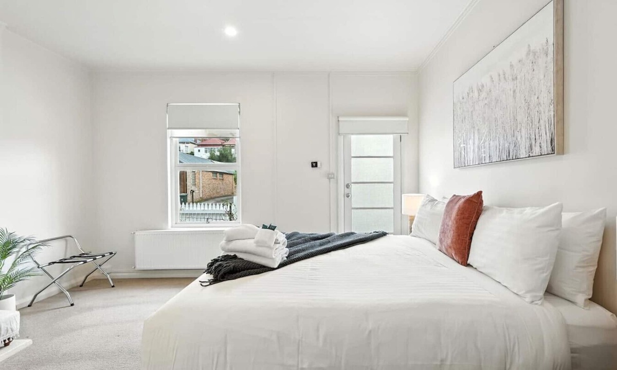 North Hobart House | North Hobart Cottage with 3 King Beds