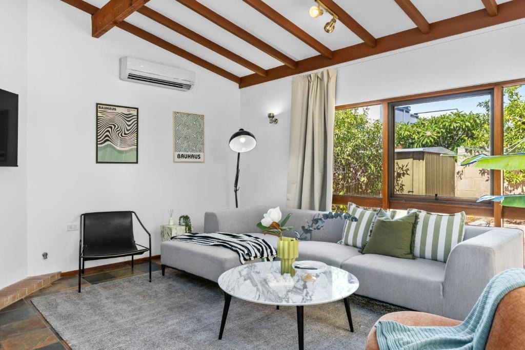 West Perth House | North Perth 3BR Home Steps To Hyde Park & Dining