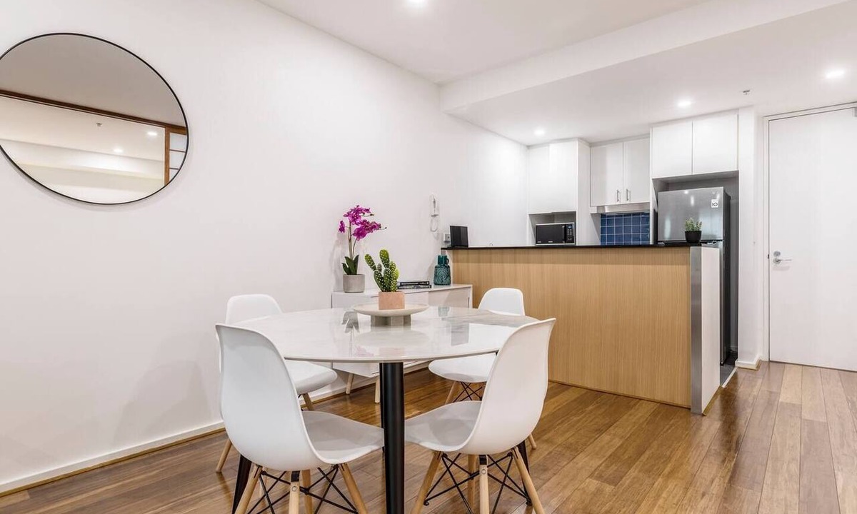 Port Melbourne Apartment | Nottville Poolside Coastal Cosmopolitan off Bay St