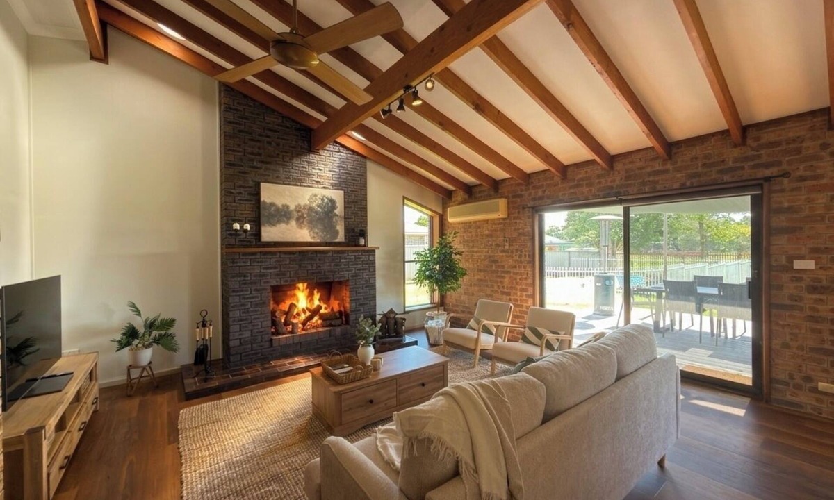 Nowra House | Nowra South Coast Hideaway/4BR Pool & Fireplace