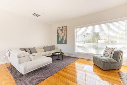 North Geelong House | Oaklight Haven - Minutes to Geelong Waterfront & CBD