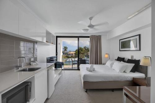 Mackay Apartment | Oaks Carlyle - Modern Studio Near Mackay CBD