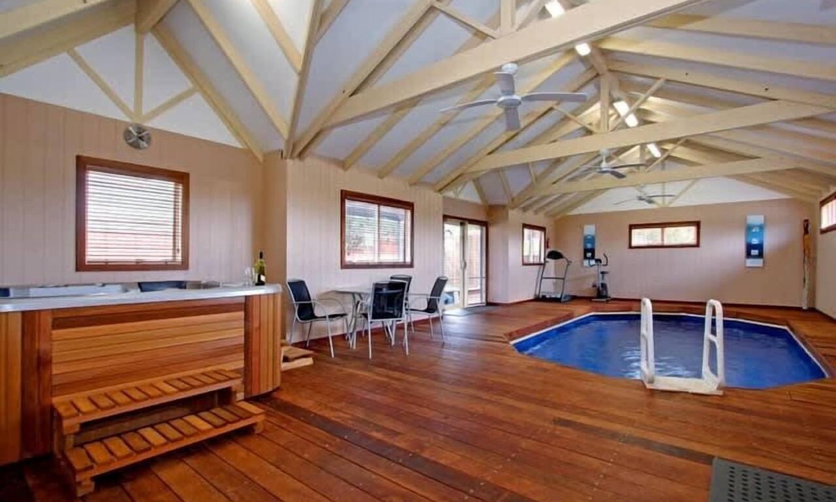 Tootgarook Cottage | Ocean Breeze Retreat - indoor pool, spa and sauna