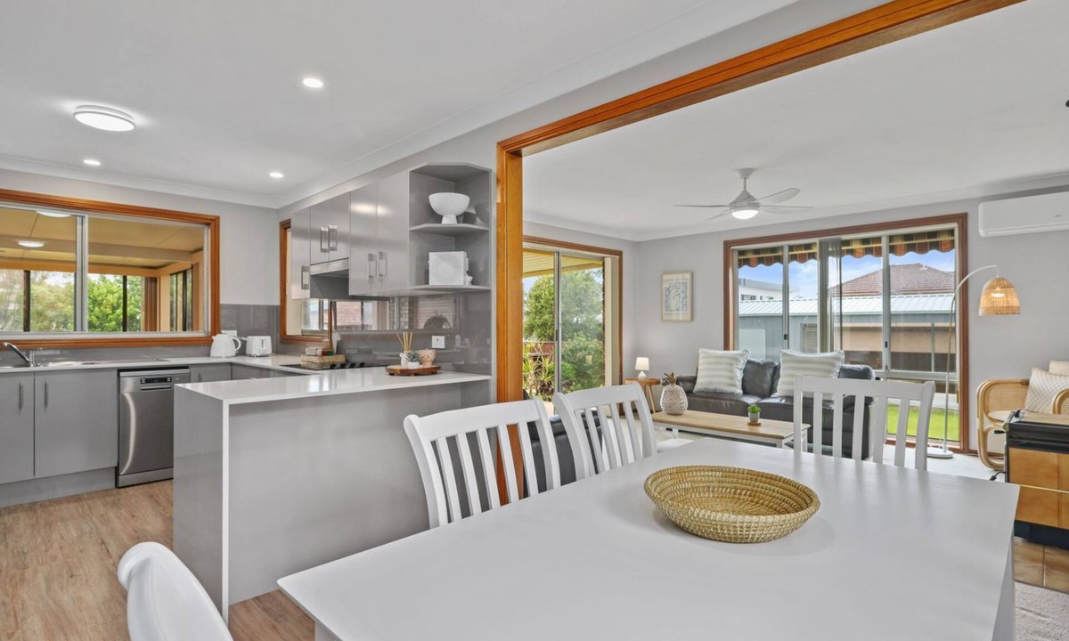 Vincentia House | Ocean Breeze Vincentia by Book Jervis Bay