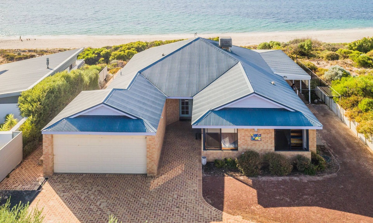 Peppermint Grove Beach House | Oceanside relaxing beach front views. Wifi . Light spacious for shared times