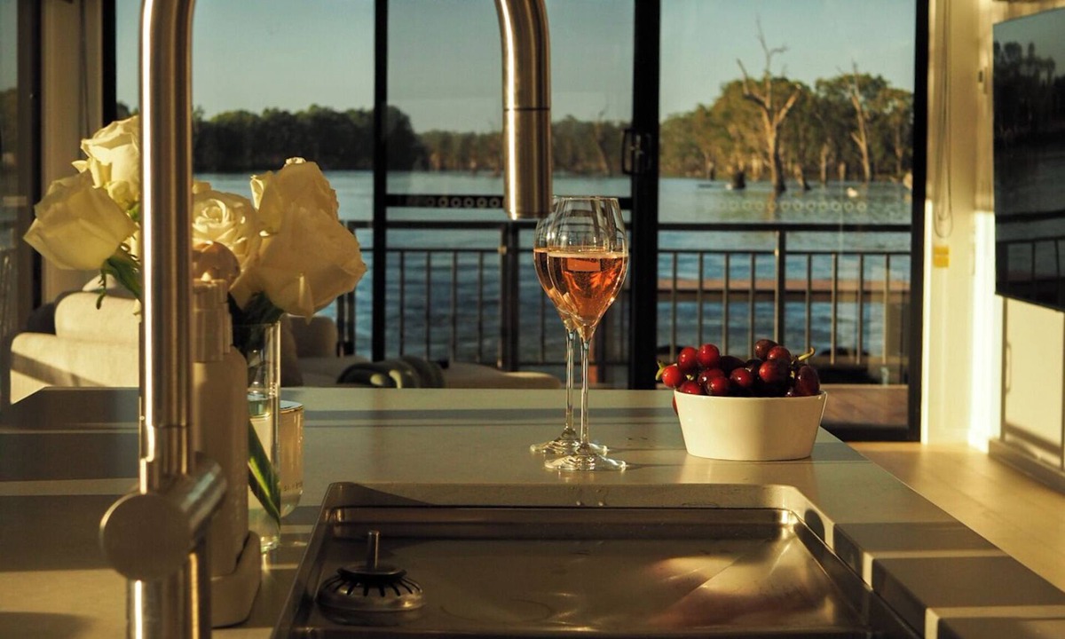 Renmark Boat Rental | Odyssey - Luxury Houseboat